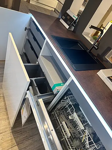 moderne U-Küche in weiß Hochglanz