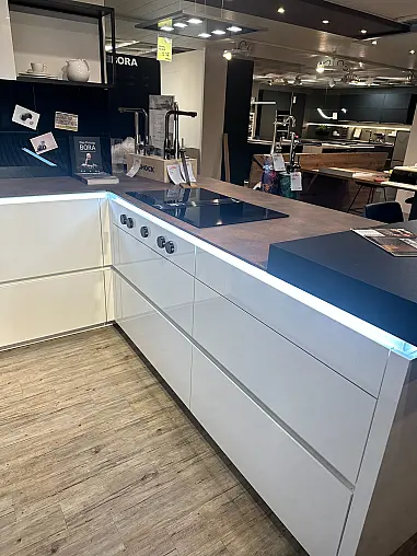 moderne U-Küche in weiß Hochglanz
