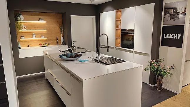 Moderne helle Küche mit matter Lackfront