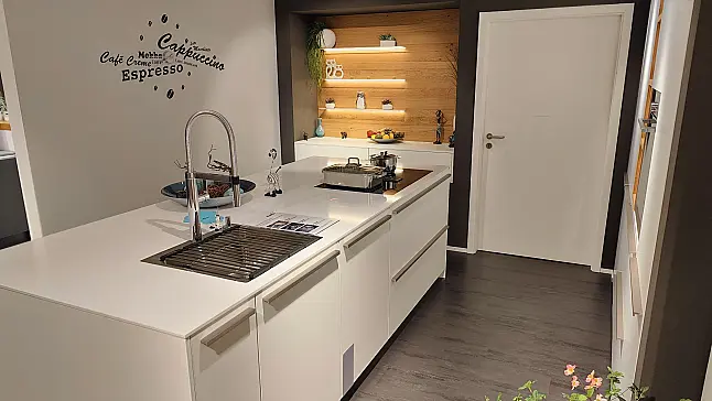Moderne helle Küche mit matter Lackfront