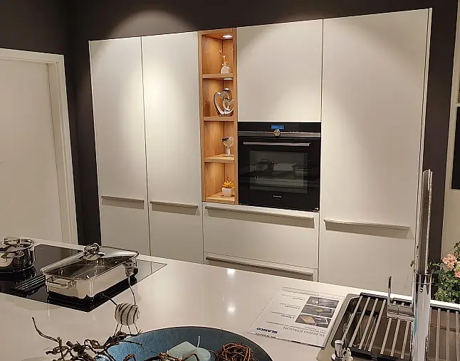 Moderne helle Küche mit matter Lackfront
