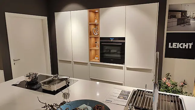 Moderne helle Küche mit matter Lackfront