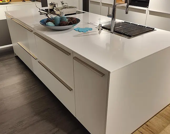 Moderne helle Küche mit matter Lackfront