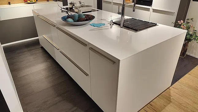 Moderne helle Küche mit matter Lackfront