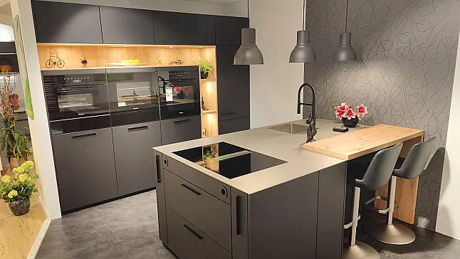 Moderne schwarze Küche mit matt lackierter Front