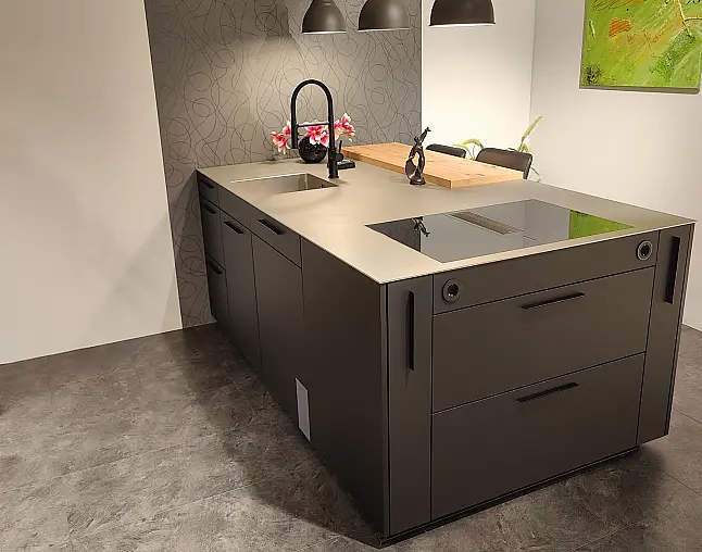 Moderne schwarze Küche mit matt lackierter Front