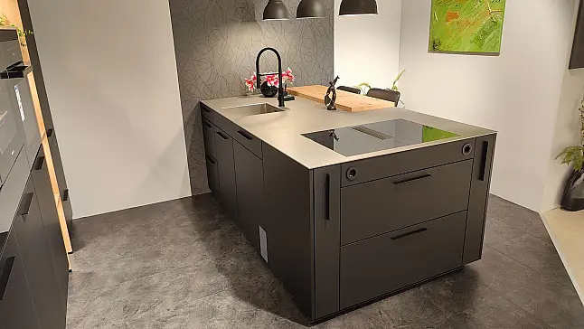 Moderne schwarze Küche mit matt lackierter Front