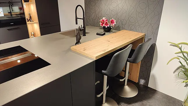 Moderne schwarze Küche mit matt lackierter Front