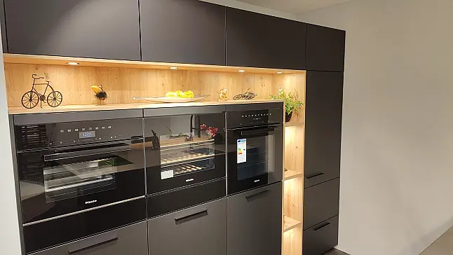 Moderne schwarze Küche mit matt lackierter Front