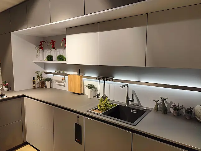 Moderne Grifflose Küche mit matter Front