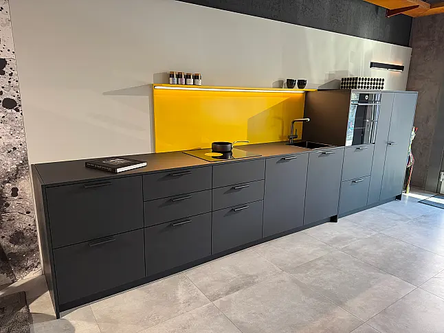 The Line - Kombination in Schwarz und Gelb mit Holz &amp; Leder