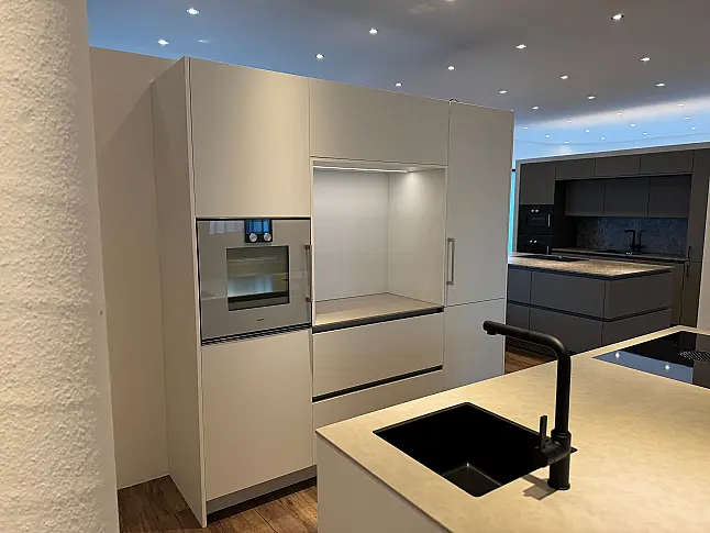 Schlichte Küche mit bester Ausstattung und schönen Details. Quarzstein | Mattlack | Gaggenau | Bora | Liebherr | Dornbracht