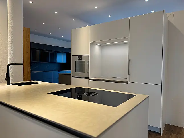 Schlichte Küche mit bester Ausstattung und schönen Details. Quarzstein | Mattlack | Gaggenau | Bora | Liebherr | Dornbracht