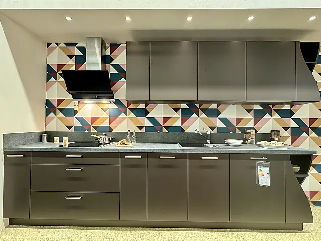 Moderne Küchenzeile mit Hochschrank