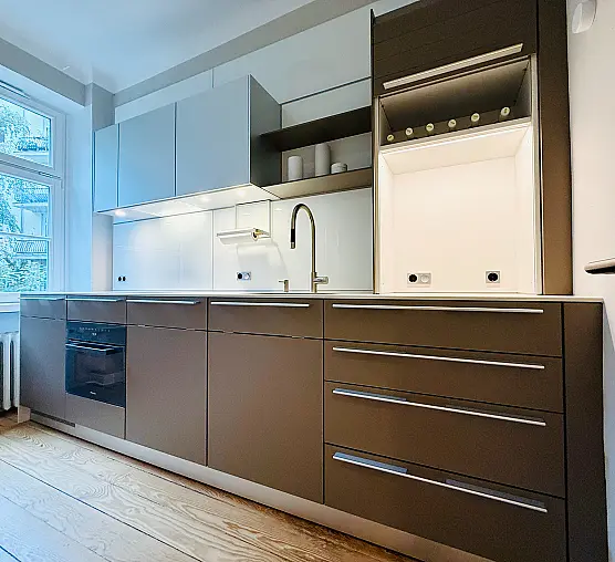 "elegante Küchenzeile mit hochwertiger Ausstattung und kostbaren Materialen bzw. Details"
