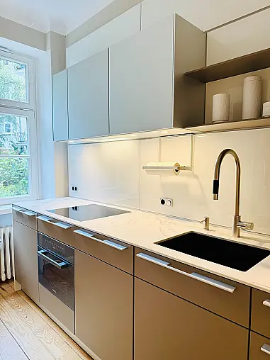 "elegante Küchenzeile mit hochwertiger Ausstattung und kostbaren Materialen bzw. Details"