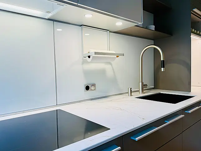 "elegante Küchenzeile mit hochwertiger Ausstattung und kostbaren Materialen bzw. Details"