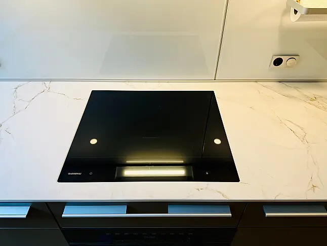 "elegante Küchenzeile mit hochwertiger Ausstattung und kostbaren Materialen bzw. Details"