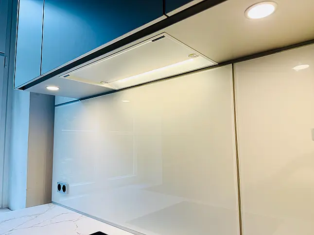 "elegante Küchenzeile mit hochwertiger Ausstattung und kostbaren Materialen bzw. Details"