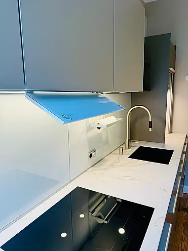 "elegante Küchenzeile mit hochwertiger Ausstattung und kostbaren Materialen bzw. Details"