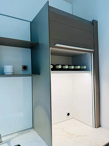 "elegante Küchenzeile mit hochwertiger Ausstattung und kostbaren Materialen bzw. Details"