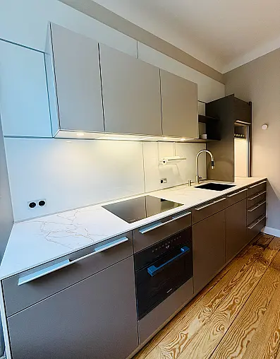 "elegante Küchenzeile mit hochwertiger Ausstattung und kostbaren Materialen bzw. Details"