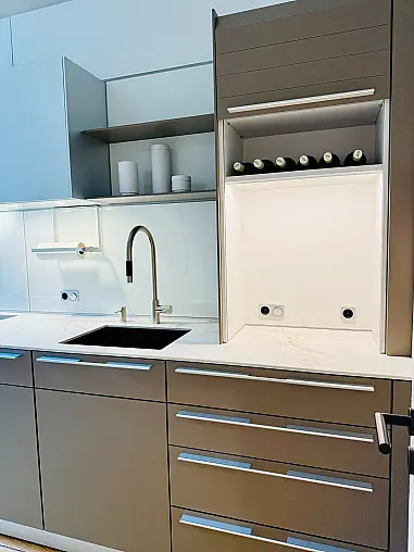 "elegante Küchenzeile mit hochwertiger Ausstattung und kostbaren Materialen bzw. Details"