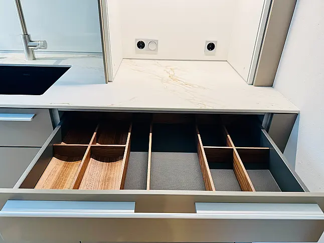"elegante Küchenzeile mit hochwertiger Ausstattung und kostbaren Materialen bzw. Details"