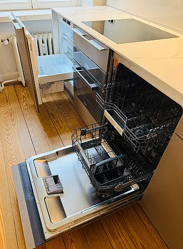 "elegante Küchenzeile mit hochwertiger Ausstattung und kostbaren Materialen bzw. Details"
