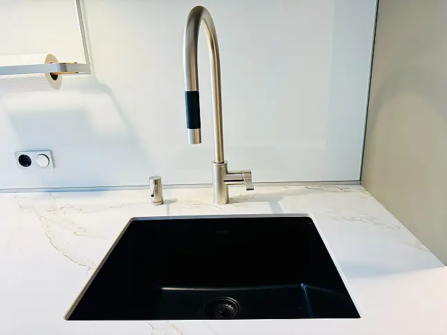"elegante Küchenzeile mit hochwertiger Ausstattung und kostbaren Materialen bzw. Details"