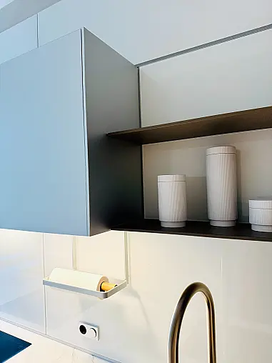 "elegante Küchenzeile mit hochwertiger Ausstattung und kostbaren Materialen bzw. Details"