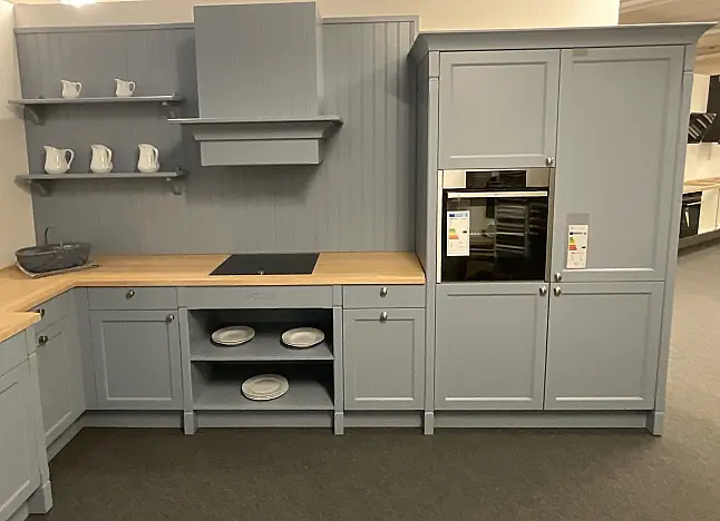 klassische Landhausküche mit Rahmenfront lackiert - Massivholz / Arbeitsplatte 40mm Massivholz