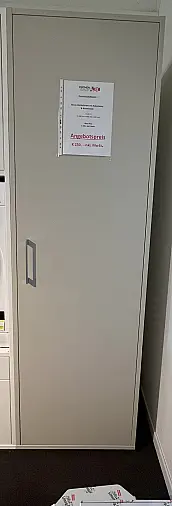 Besen-Hochschrank in verschiedenen Farben