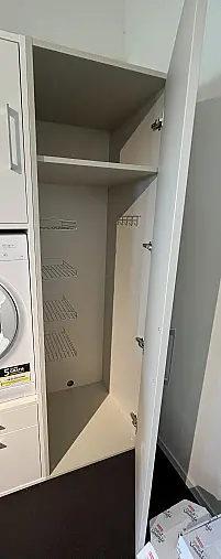 Besen-Hochschrank in verschiedenen Farben