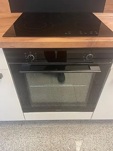 Moderne Einbau-Küche, zwei-farbig mit Holz abgesetzt. / Gesamthöhe 1997 mm