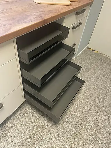 Moderne Einbau-Küche, zwei-farbig mit Holz abgesetzt. / Gesamthöhe 1997 mm