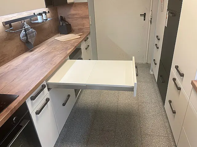 Moderne Einbau-Küche, zwei-farbig mit Holz abgesetzt. / Gesamthöhe 1997 mm