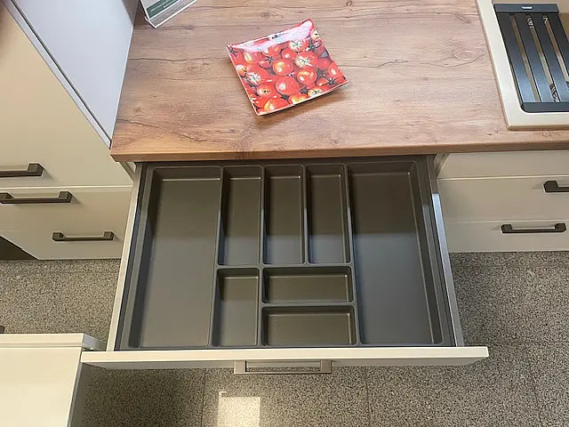 Moderne Einbau-Küche, zwei-farbig mit Holz abgesetzt. / Gesamthöhe 1997 mm