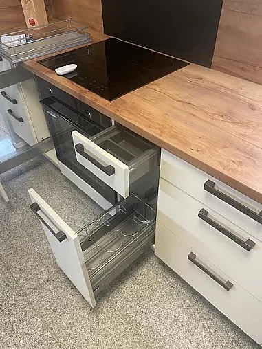 Moderne Einbau-Küche, zwei-farbig mit Holz abgesetzt. / Gesamthöhe 1997 mm
