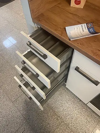 Moderne Einbau-Küche, zwei-farbig mit Holz abgesetzt. / Gesamthöhe 1997 mm