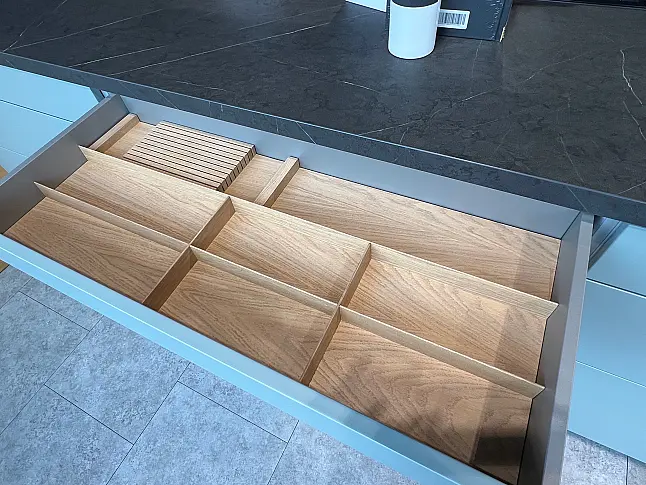 Angesagter Eukalyptuston - Klassische Küche mit mega Ausstattung- WOK Set, Backstein, Kaffeevollautomat, Vakuumierlade von Bosch/H