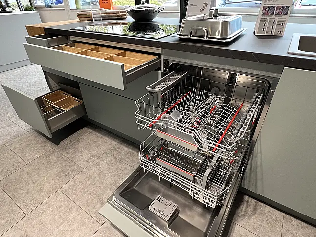 Angesagter Eukalyptuston - Klassische Küche mit mega Ausstattung- WOK Set, Backstein, Kaffeevollautomat, Vakuumierlade von Bosch/H