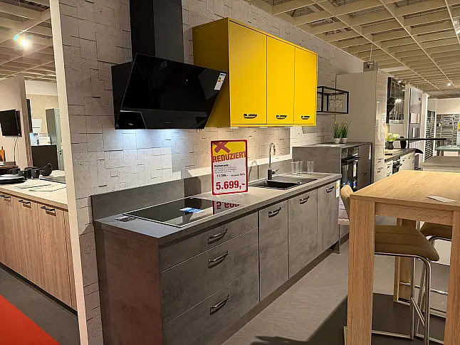 Moderne Küche in Beton Optik Schiefer Dunkelgrau mit Currygelben Hängeschränken
