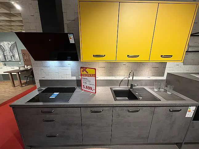 Moderne Küche in Beton Optik Schiefer Dunkelgrau mit Currygelben Hängeschränken