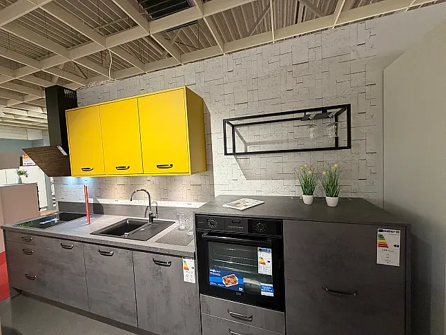 Moderne Küche in Beton Optik Schiefer Dunkelgrau mit Currygelben Hängeschränken