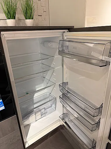 Moderne Küche in Beton Optik Schiefer Dunkelgrau mit Currygelben Hängeschränken