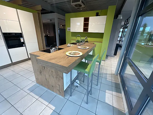 moderne Einbauküche mit hellen glänzenden Fronten abgesetzt mit Holzdekor und Kochinsel