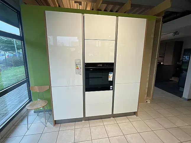 moderne Einbauküche mit hellen glänzenden Fronten abgesetzt mit Holzdekor und Kochinsel