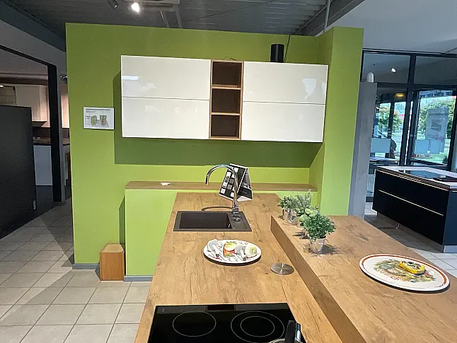 moderne Einbauküche mit hellen glänzenden Fronten abgesetzt mit Holzdekor und Kochinsel