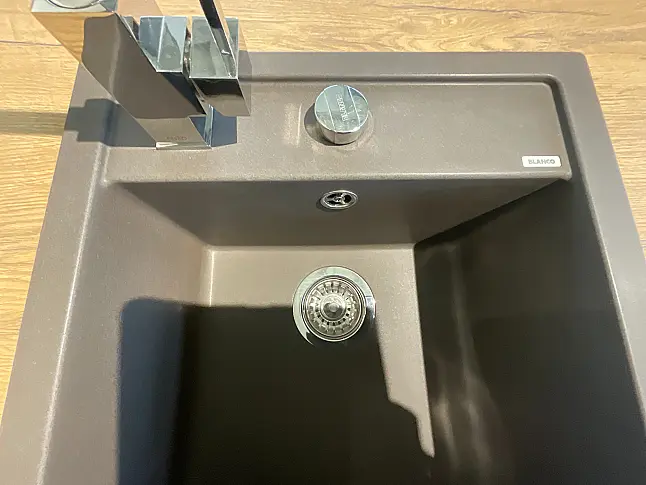 moderne Einbauküche mit hellen glänzenden Fronten abgesetzt mit Holzdekor und Kochinsel